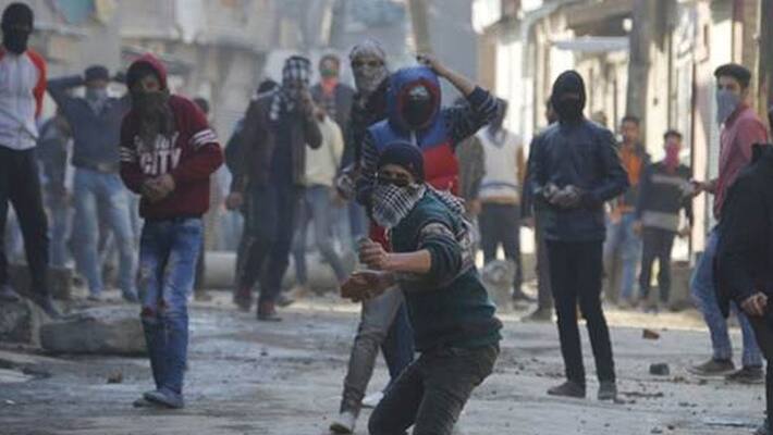 kashmir mob lynches cop outside jamia masjid at srinagar kashmir mob lynches cop outside jamia masjid at srinagar
