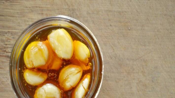 Do you know When the garlic is soaked in honey you will get more benefits if you eat ... Do you know When the garlic is soaked in honey you will get more benefits if you eat ...