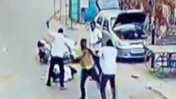 The mob that led the BJP councilor to run in the bar The mob that led the BJP councilor to run in the bar