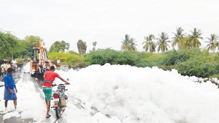 Drainage water mixed in ThirumaniMurtharu chemical foam on roads Drainage water mixed in ThirumaniMurtharu chemical foam on roads