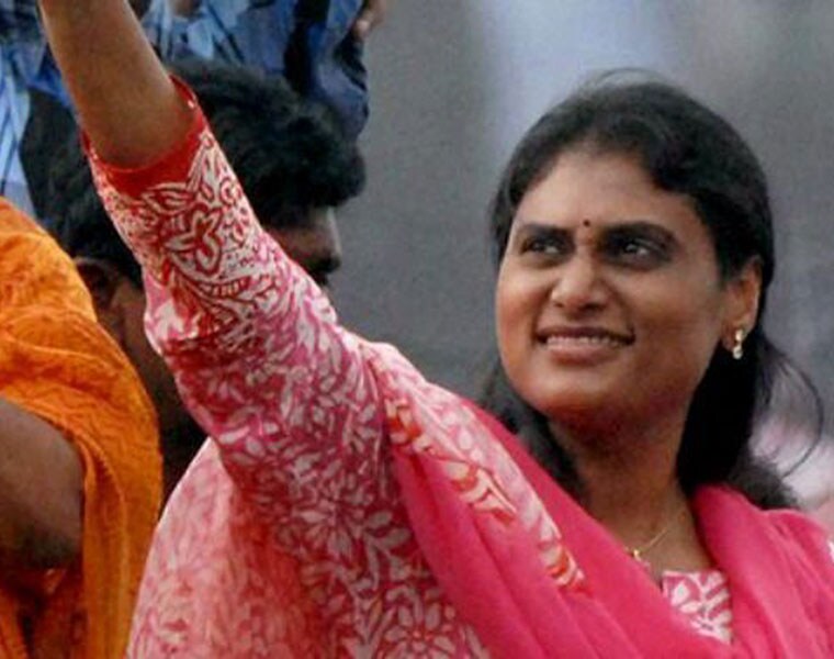 జగనన్న వదిలిన బాణాన్ని అంటూ ప్రజల్లో దూసుకుపోయారు. ఎంపీ పదవికి రాజీనామా చేయడం ఆతర్వాత ఆస్తుల కేసులో జగన్ 16 నెలలపాటు జైల్లో ఉండటం ఈ పరిణామాల్లో పార్టీకి వెన్నుదన్నుగా నిలిచింది వైయస్ షర్మిల అనడంలో ఎలాంటి అతిశయోక్తి లేదు.