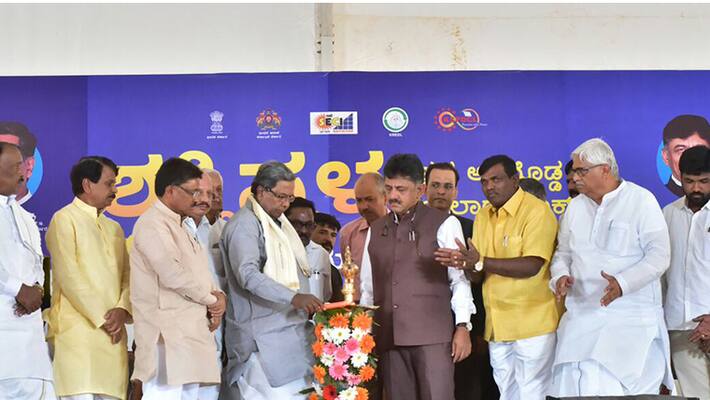 CM Siddaramaiah Inaugurated Solar Park in Pavagada CM Siddaramaiah Inaugurated Solar Park in Pavagada