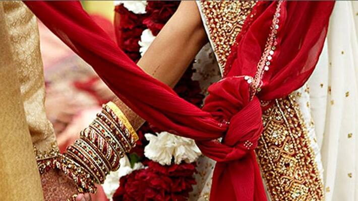 Weddings Held Amid Covid Lockdown In Karnataka Temple Weddings Held Amid Covid Lockdown In Karnataka Temple
