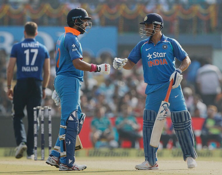 Team India team mates Yurvaj Singh, MS Dhoni reunites after while, Pro kabaddi League