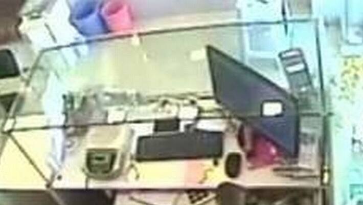 Monkey thief flees with money from a jewellery shop in guntur Monkey thief flees with money from a jewellery shop in guntur