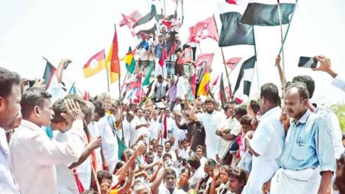1000 people including 32 women involved in the railroad strike in Nagapattinam 1000 people including 32 women involved in the railroad strike in Nagapattinam