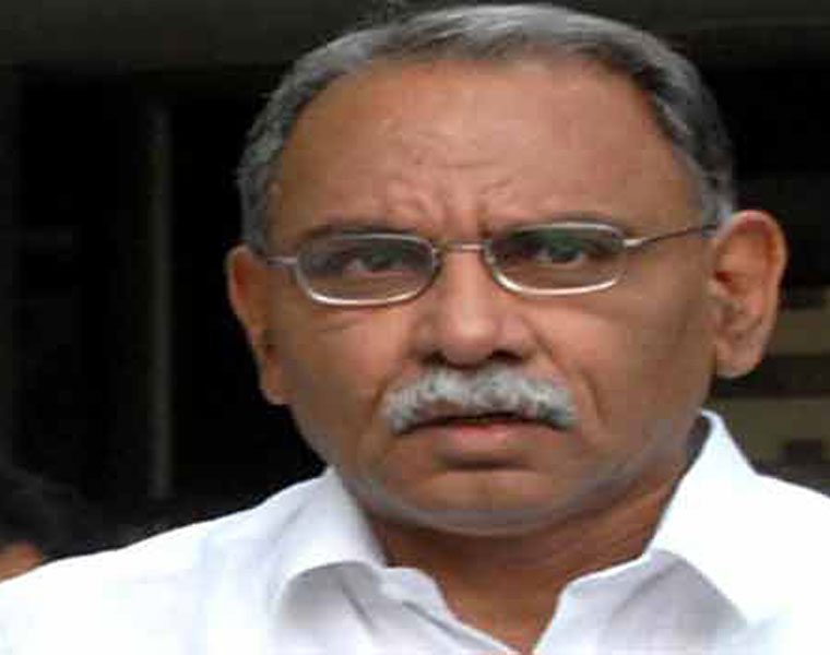 ఆ తర్వాత విజయసాయిరెడ్డి ముందు వరుసకు వచ్చి సీఎం రమేశ్ పక్కన కూర్చున్నారు. దాదాపు గంటన్నరకుపైగా వారిద్దరూ చాలా సన్నిహితంగా మాట్లాడుకుంటూ కనిపించారు. కొద్దిసేపటి తర్వాత కాంగ్రెస్కు చెందిన రాజ్యసభ సభ్యుడు కేవీపీ రామచంద్రరావు వచ్చారు. అయితే ఆయన వారిద్దరికీ కొంత దూరంలో ఆయన కూర్చున్నారు