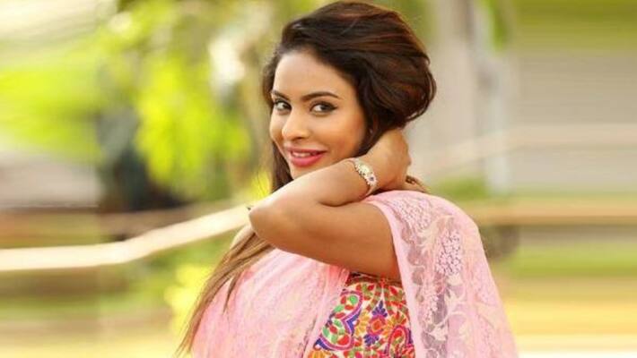 actor srireddy warns to actor sivaji over cm ys jagan issue actor srireddy warns to actor sivaji over cm ys jagan issue