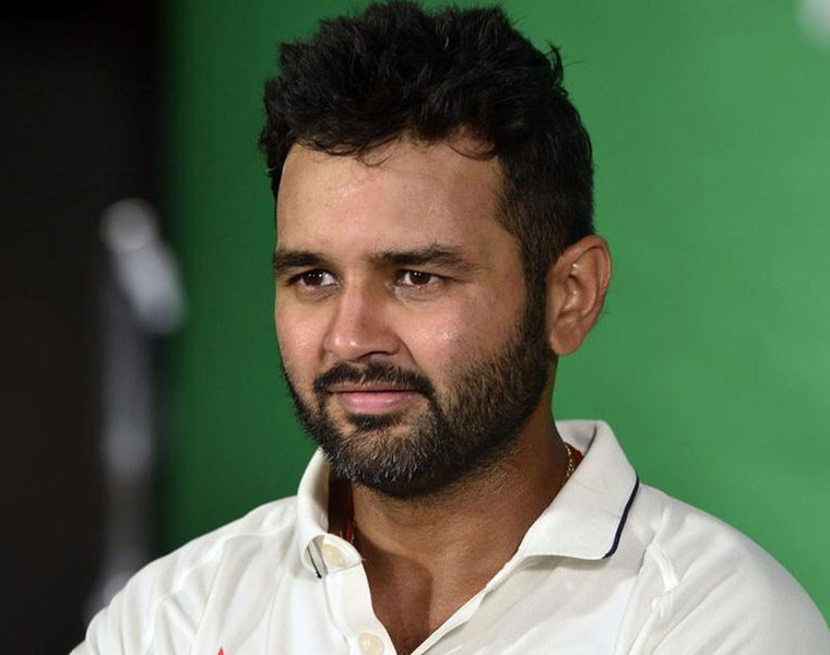 గత సీజన్లో తనకి అవకాశం ఇవ్వకుండా పక్కనబెట్టారనే కోపంతోనే పార్థివ్ పటేల్ ఇలా వ్యంగ్యంగా ట్వీట్ చేశాడని అభిమానులు కామెంట్ చేస్తున్నారు...