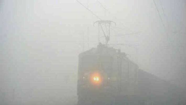Deep fog in Delhi can not see even a nearby person 13 trains canceled Deep fog in Delhi can not see even a nearby person 13 trains canceled