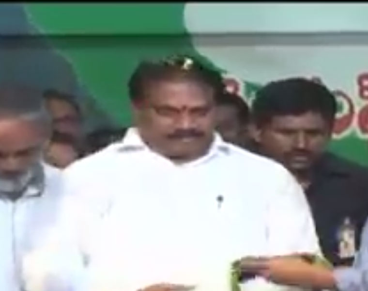 కోన రఘుపతి తండ్రి కోన ప్రభాకర్ రావు ఉమ్మడి ఏపీ రాష్ట్రంలో 1980-81లో స్పీకర్ పదవిని నిర్వహించాడు. దీంతో మంత్రి పదవితో పాటు స్పీకర్ పదవికి కూడ కోన రఘుపతి పేరును జగన్ పరిశీలిస్తున్నట్టుగా ప్రచారంలో ఉంది.