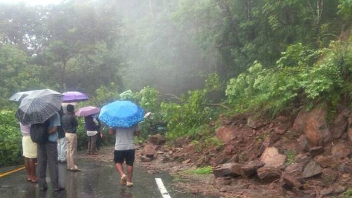 Kochi madhura highway blocked due to landslide Kochi madhura highway blocked due to landslide