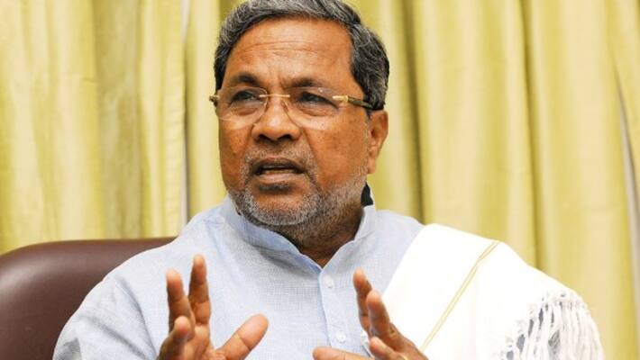 Siddaramaiah Meeting with Lakhan and Satish Jarkiholi in car at Gokak Siddaramaiah Meeting with Lakhan and Satish Jarkiholi in car at Gokak
