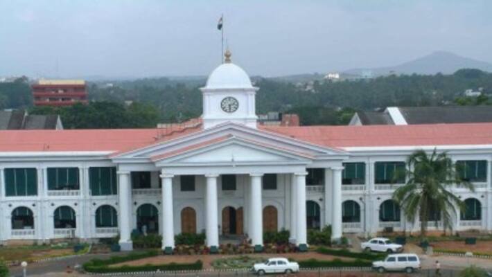 Strict body temperature testing in Kerala secretariat Strict body temperature testing in Kerala secretariat