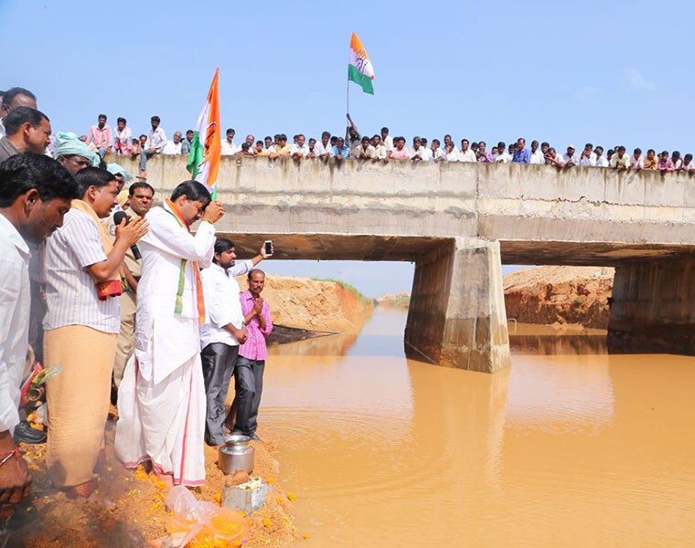కల్వకుర్తి లిఫ్ట్ ఇరిగేషన్ రిజర్వాయర్ల సామర్ధ్యాన్ని 20 టీఎంసీల అడుగులకు పెంచాలని మంత్రివర్గం నిర్ణయించింది. వర్షాకాలంలో కృష్ణానదికి వచ్చే వరదను ఉపయోగించుకొని జల విద్యుత్ ను ఉత్పత్తి చేయడం ద్వారా లిఫ్ట్ ఇరిగేషన్ ప్రాజెక్టుల కారణంగా విద్యుత్ ఖర్చును తగ్గించుకోవాలని నిర్ణయం తీసుకొందిన కేసీఆర్ సర్కార్.