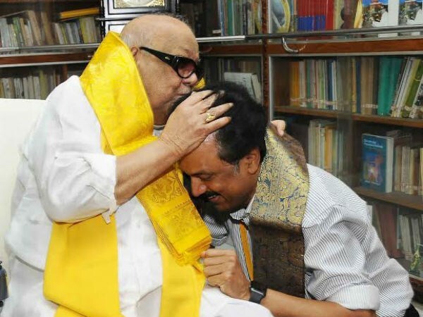 తమిళనాడు రాజకీయాలకు సంబంధించి డిఎంకేలో కరుణానిధి తర్వాత స్టాలిన్ ముందుకు వచ్చారు. కరుణానిధి తన వారసత్వాన్ని కరుణానిధికి అప్పగించడానికి అన్ని ఏర్పాట్లూ చేశారు. మరో కుమారుడు అళగిరి వ్యతిరేకించినా ఆయన పట్టించుకోలేదు. స్టాలిన్ తర్వాత ఆయన కుమారుడు మాత్రమే వస్తారు గానీ మరొకరు డీఎంకెను తమ చేతుల్లోకి తీసుకుని అవకాశం లేదు. మహారాష్ట్రలో శివసేన తీరుతెన్నులను చూసినా మనకు అదే అర్థమవుతుంది.