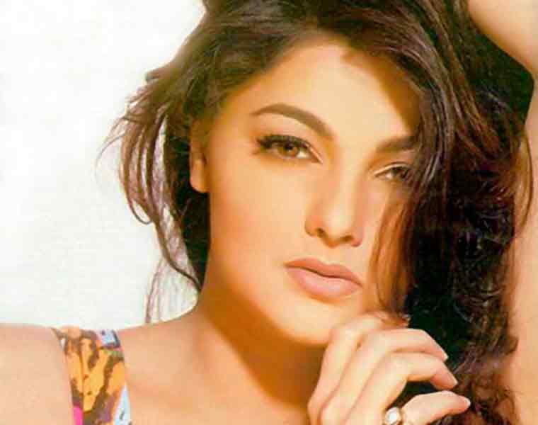 'কভি তুম কভি হাম ' ছবিতে শেষবারের মতোন দেখা গিয়েছিল মমতাকে। তারপরই ২০০০ সালের পরই বলিউড থেকে হারিয়ে যান মমতা। আর যতবারই তিনি শিরোনামে এসেছেন ঠিক ততবারই তার নামের সঙ্গে বির্তক জড়িয়েছে।
