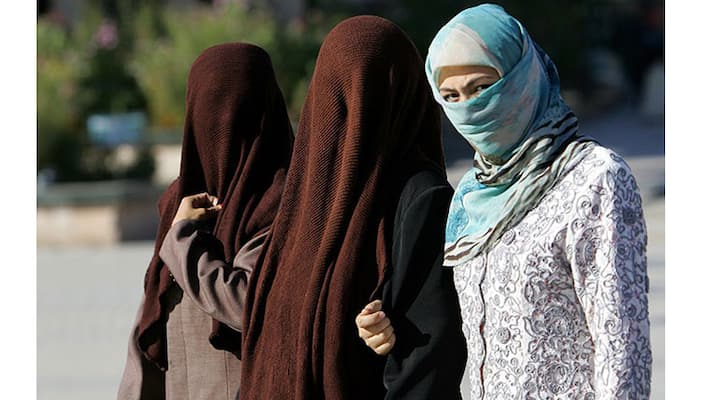 Burqa clad VHP activist caught in female gathering trashed Burqa clad VHP activist caught in female gathering trashed