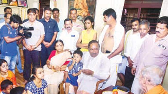 BJP leader takes 4000 people on Temple Tour BJP leader takes 4000 people on Temple Tour
