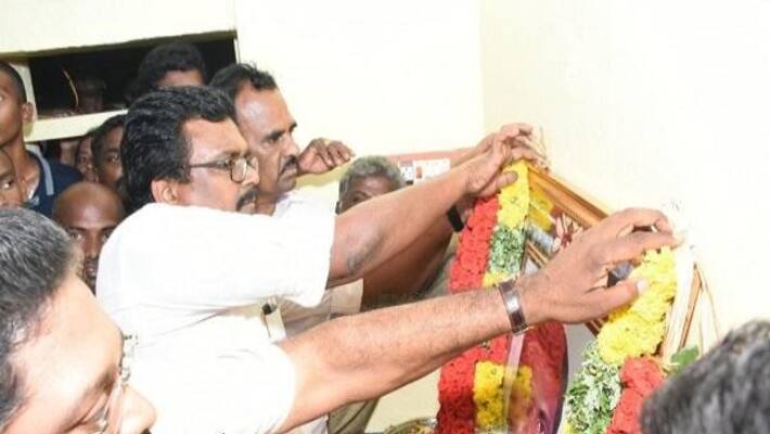 ttv dinakaran paid homage to periya pandi cemetry ttv dinakaran paid homage to periya pandi cemetry