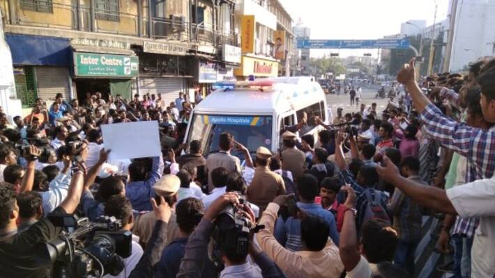 chennai annasalai walaja Road and chepak now battlefield cauvery protest chennai annasalai walaja Road and chepak now battlefield cauvery protest