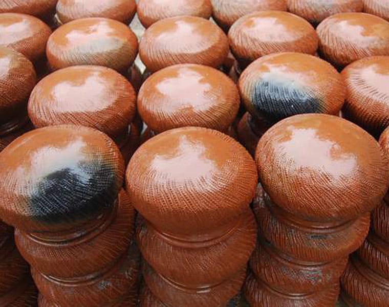 2-3 ಗಂಟೆಗಳ ಕಾಲ ಬಿಸಿ ಮಾಡಿದ ನಂತರ, ಅದನ್ನು ತೆಗೆದು ತಣ್ಣಗಾಗಲು ಬಿಡಿ. ಇದರಿಂದ ಮಡಿಕೆ ಗಟ್ಟಿಯಾಗುತ್ತದೆ ಮತ್ತು ಬಲಗೊಳ್ಳುತ್ತದೆ. ಅದೇ ಸಮಯದಲ್ಲಿ, ಅದು ಮಡಕೆಗೆ ಸೋರಿಕೆ ಮಾಡುವುದಿಲ್ಲ ಮತ್ತು ಮಣ್ಣಿನ ವಾಸನೆಯೂ ಮಡಕೆಯಿಂದ ಹೋಗುತ್ತದೆ. 