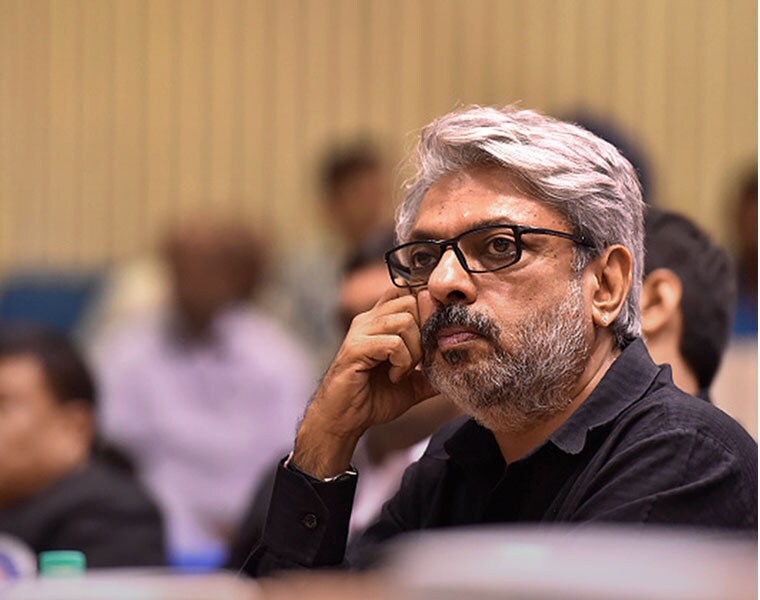 সত্যিই কি তাঁকে ব্যান করা হয়েছিল সেই নিয়ে এখনও চলছে মতবিরোধ। সঞ্জয়ের সুপাত্র রণবীর সিংয়ের কারণেই কি গোলিও কি রাসলীলা রামলীলা এবং বাজিরাও মস্তানি থেকে বাদ পড়তে হয় সুশান্তকে। চারিদিকে ফেভারিটিজম এবং স্বজনপোষণের গন্ধ পেয়েছে নেটিজেনরা। জেরায় কী কী তথ্য পাওয়া যায় সেটাই এখন দেখা বিষয়।