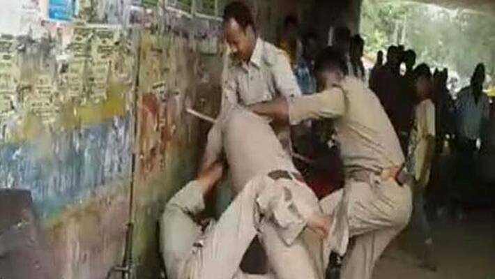 UP cops fight on road over share of bribe UP cops fight on road over share of bribe