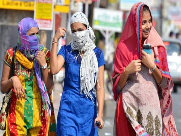 <p> <br />
জেলায় বজ্রবিদ্যুৎ সহ হালকা বৃষ্টির সম্ভাবনা। দু এক জায়গায় বিক্ষিপ্তভাবে হালকা ঝোড়ো হাওয়া বইতে পারে। দক্ষিণবঙ্গের আকাশ পুরোপুরি পরিষ্কার। উত্তরবঙ্গের দার্জিলিং, কালিম্পং সহ পার্বত্য এলাকায় বৃষ্টি চলবে আরও কয়েকদিন। <br />
</p>