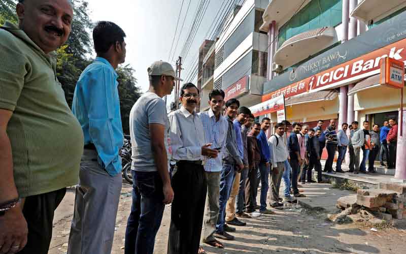 इसी तरह नॉन-मेट्रो शहरों में एसबीआई 10 फ्री ट्रांजेक्शन की देता है। 5 एसबीआई और 5 अन्य बैंकों के एटीएम ट्रांजेक्शन के लिए। फ्री लिमिट के बाद कैश ट्रांजेक्शन पर 20 रुपये + जीएसटी और नॉन-कैश ट्रांजेक्शन के लिए 8 रुपये + जीएसटी वसूलता है। अन्य बैंकों के भी फ्री ट्रांजेक्शन और लिमिट से ज्यादा ट्रांजेक्शन पर चार्जेज अलग-अलग हैं। 