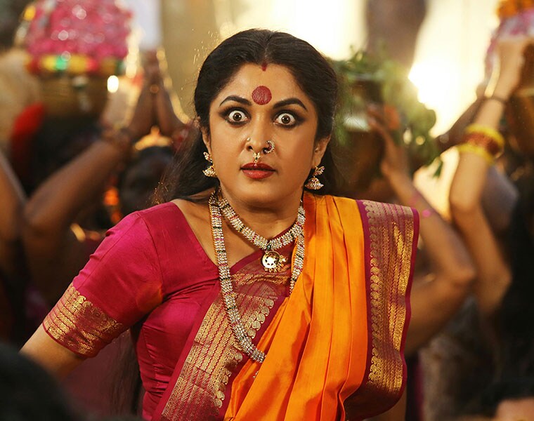 அம்மன் கெட்டப்பில் எந்த அளவிற்கு வெளுத்து வாங்குகிறாரோ? அதே அளவிற்கு கவர்ச்சியிலும் பின்னி பெடலெடுத்துவிடுவார். அப்படி சிம்புவுடன் போட்டுத்தாக்கு பாட்டிக்கு ரம்யா கிருஷ்ணன் போட்ட குத்தாட்டத்தை யாரும் மறத்திருக்க முடியாது. அந்த ஒரே பாட்டில் ஒட்டுமொத்த தமிழகத்தையே அதிர வைத்தார்.