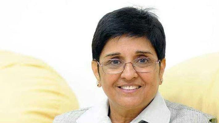 Kiran Bedi joins civic workers to remove garbage Kiran Bedi joins civic workers to remove garbage