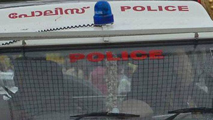 leopard shocked the police who were patrolling at Devikulam at night leopard shocked the police who were patrolling at Devikulam at night