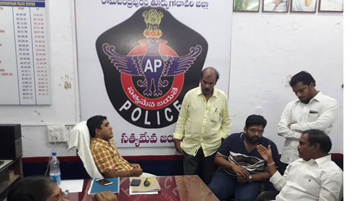 Police dragged jakkampudi raja on streets Police dragged jakkampudi raja on streets