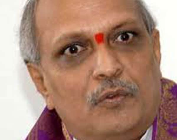 రమణదీక్షితులు ఇప్పుడు బీజేపీ పక్షాన మాట్లాడుతున్నాడా, లేదా ఈఓ మీద కోపంతో జగన్ కి ఫిర్యాదు చేసారా అనే విషయాన్నీ పక్కనబెడితే ఆయన వ్యాఖ్యలను మాత్రం ఇప్పుడు బీజేపీ బలంగా వాడుకుంటుంది. మాజీ ఐఏఎస్ ఐవైఆర్ పోస్టులను చూసినా ఆయన హిందుత్వవాది అనే విషయం మనకు ఖచ్చితంగా అర్థమవుతుంది. 