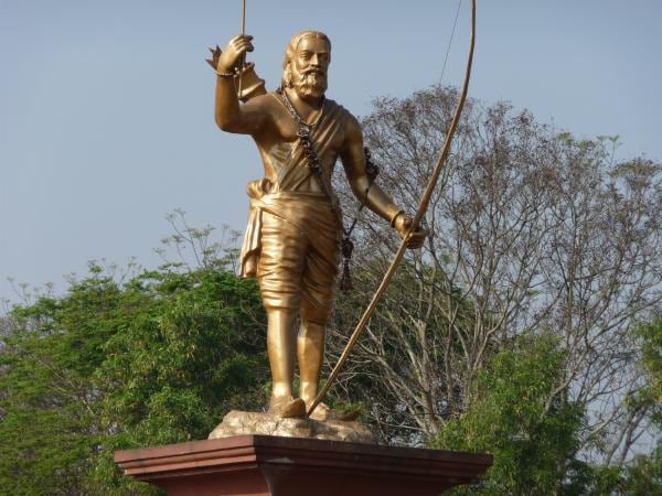 అటువంటి స్థితిలోనే బ్రిటిష్ ప్రభుత్వం పోడు వ్యవసాయాన్ని నిషేధిస్తూ బ్రిటిషాంధ్రలో ఓ చట్టాన్ని తెచ్చింది. ఆ చట్టం వల్ల అడవిపై గిరిజనులు తమ హక్కును కోల్పోయే పరిస్థితి వచ్చింది. దానికి వ్యతిరేకంగా సాగిన గిరిజన పోరాటానికి అల్లూరి సీతారామారాజు నాయకత్వం వహించాడు.