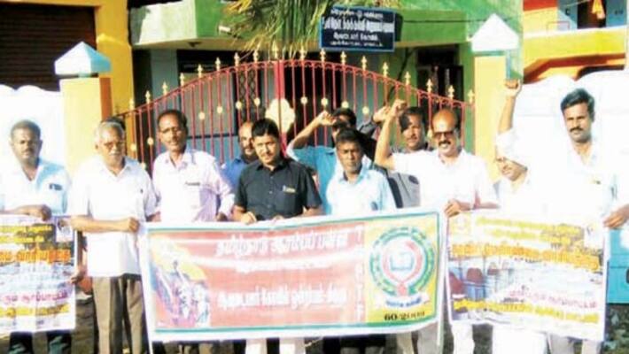 teachers Demonstrated in various places for cauvery teachers Demonstrated in various places for cauvery