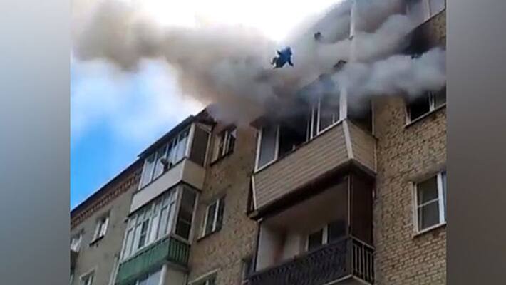 Family with children jumps from burning 5th floor in horrifying footage Family with children jumps from burning 5th floor in horrifying footage