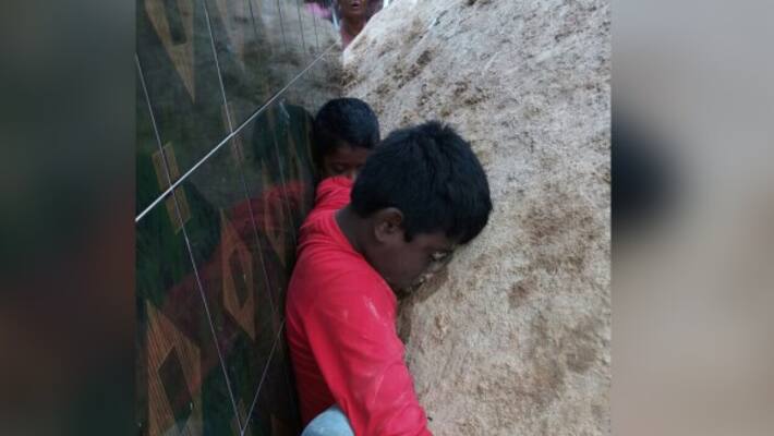 Larry's accident near Krishnagiri-Nakkalpatti resulted in the tragedy of the death of 2 children on the roadside. Larry's accident near Krishnagiri-Nakkalpatti resulted in the tragedy of the death of 2 children on the roadside.