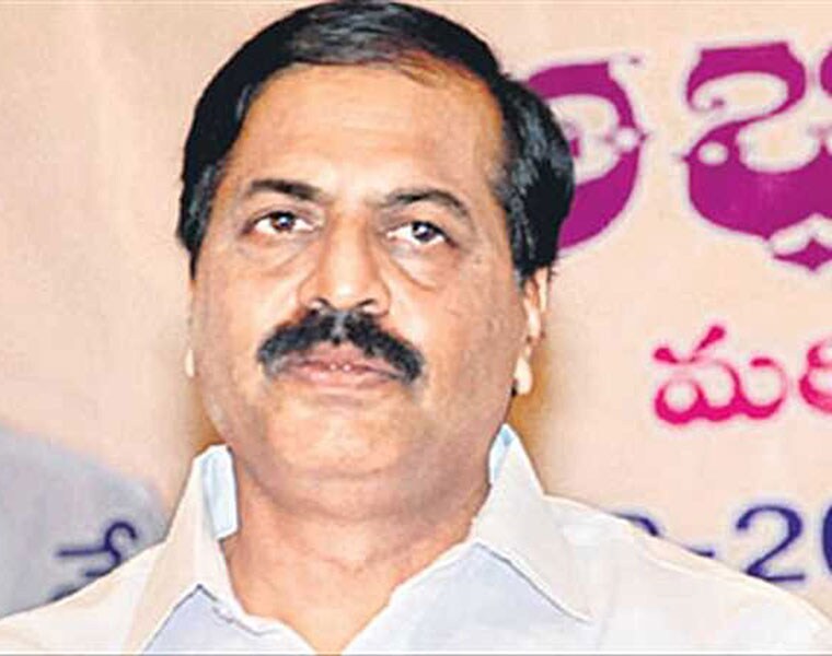 గత ఎన్నికల్లో హైద్రాబాద్ రంగారెడ్డి మహబూబ్ నగర్ గ్రాడ్యుయేట ఎమ్మెల్సీ ఎన్నికల్లో మాజీ టీఎన్జీఓ అధ్యక్షుడు దేవీ ప్రసాద్ ను బరిలోకి దింపినా కూడ టీఆర్ఎస్ ఆ ఎన్నికల్లో విజయం సాధించలేదు. గత ఎన్నికల ఫలితాలను దృష్టిలో ఉంచుకొని టీఆర్ఎస్ చీఫ్ కేసీఆర్ ఈ నిర్ణయం తీసుకొన్నారని రాజకీయ విశ్లేషకులు భావిస్తున్నారు.