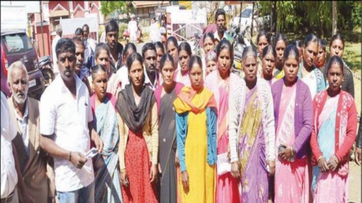 Two villagers gave petition to the District Revenue Officer for drinking water supply ... Two villagers gave petition to the District Revenue Officer for drinking water supply ...