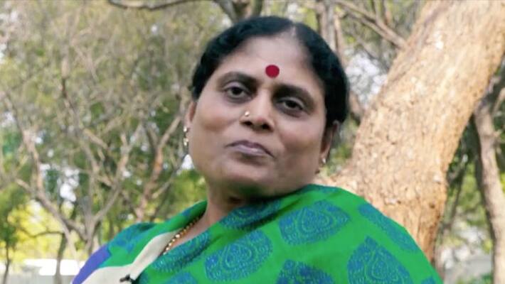 Look how ys vijayamma reacts on ys jagans padayatra Look how ys vijayamma reacts on ys jagans padayatra