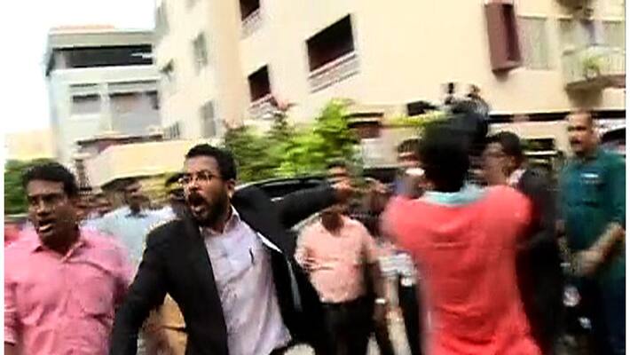 protest against advocates attack on journalists in high court protest against advocates attack on journalists in high court