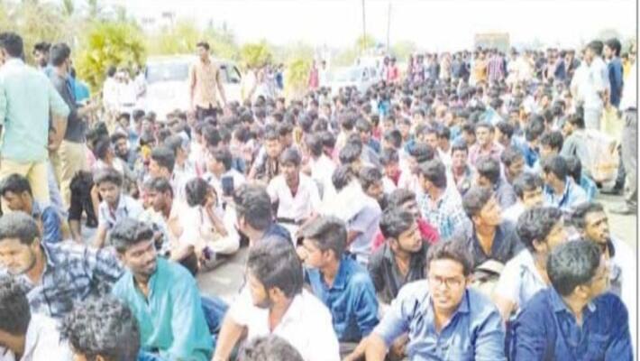Private college students road picket struggle Cauvery Management Board will not set up ... Private college students road picket struggle Cauvery Management Board will not set up ...