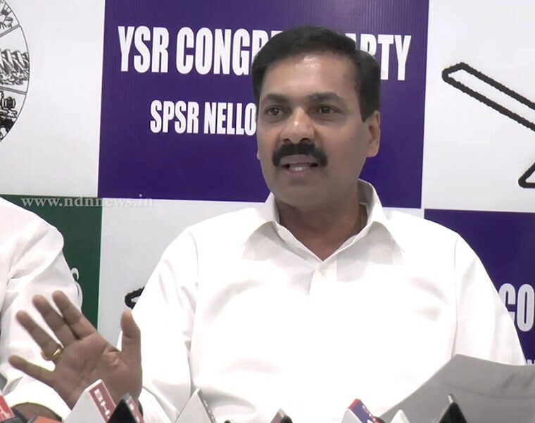 తన సన్నిహితుడు లే అవుట్ వేస్తే అందుకు అనుమతులు ఇవ్వడం లేదని ఆరోపించారు. లే అవుట్ కు అన్ని అనుమతులు ఉన్నప్పటికీ ఎమ్మెల్యే కాకాని గోవర్థన్ రెడ్డి ఇవ్వొద్దన్నారంటూ ఆమె అనుమతులు ఇవ్వడం లేదని కోటంరెడ్డి శ్రీధర్ రెడ్డి ఆరోపించారు. తాను ఎవరిపైనా దాడికి దిగలేదన్నారు.