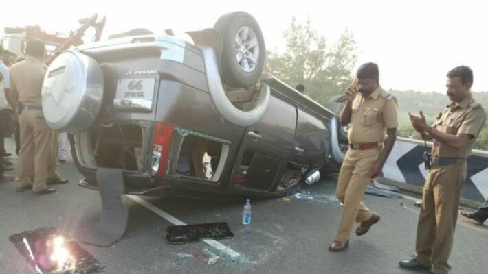 Karnataka AIADMK secretary and DTV supporter was killed in road accidents. Karnataka AIADMK secretary and DTV supporter was killed in road accidents.