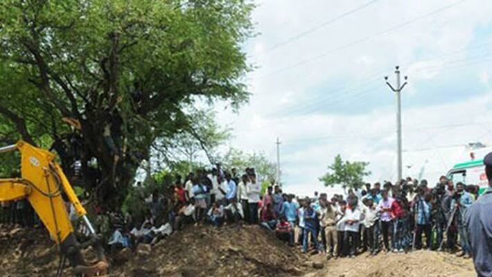 villagers rescues one child from borewell in nellore district villagers rescues one child from borewell in nellore district