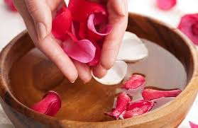 Benefits of using rose water on face