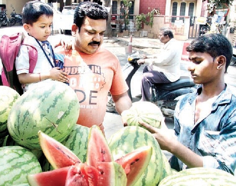 <p>দার্জিলিং ,কালিম্পং ,জলপাইগুড়িতে বজ্রবিদ্যুৎ সহ হালকা বৃষ্টির সম্ভাবনা। সঙ্গে হালকা ঝোড়ো হাওয়া বইতে পারে।কলকাতায় পরিষ্কার আকাশ। <br />
</p>