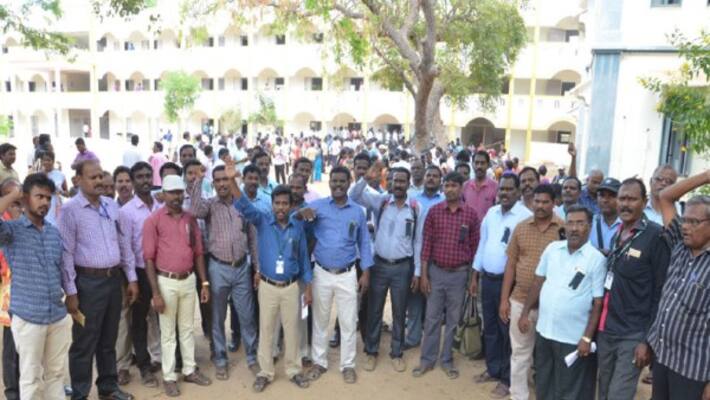 post graduate Teachers Demonstrate to Set up Cauvery Management Board post graduate Teachers Demonstrate to Set up Cauvery Management Board